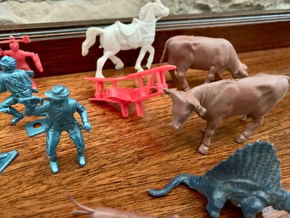 Lot Of 19 VTG. Plastic Toys Soldier Cow Horse Knight Plane Dog Dinosaur Indian - Picture 2 of 8